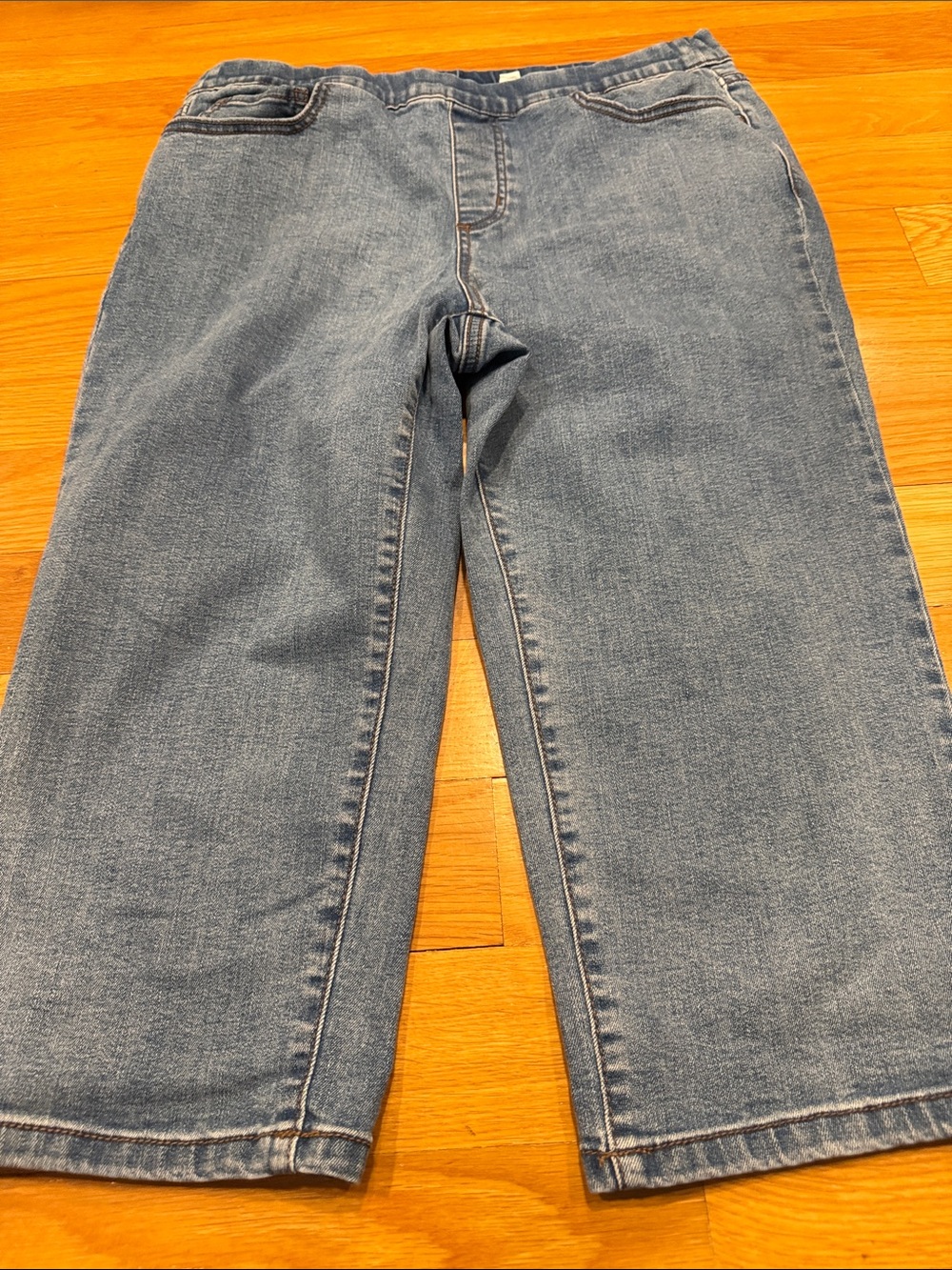 d&co. Womens capris jeans size medium.